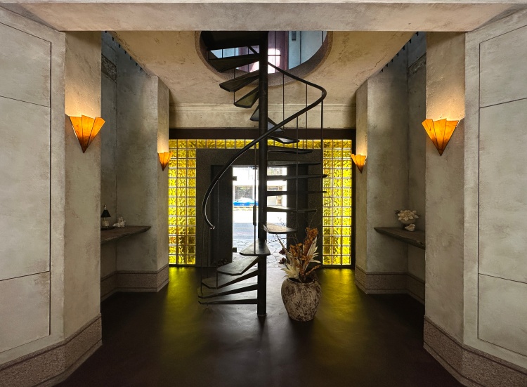 歷時兩年半的翻新，「蔚南裏」終於成為一個能讓時間停下、也能讓身體行走的場域，天井傾瀉而下的光影，像是對老屋、對生活、也對台南古城的一種溫柔回應。