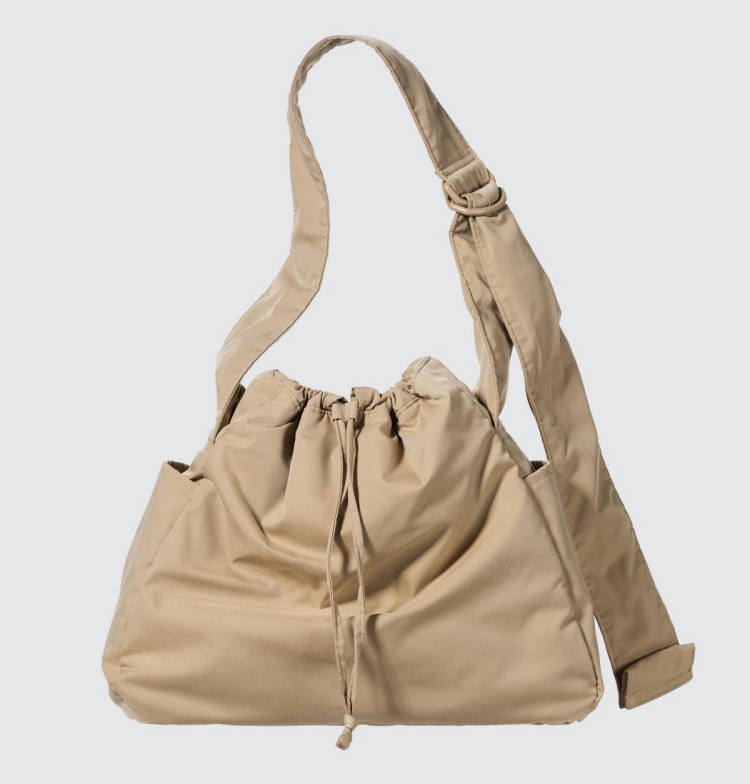 實用度與時髦度兼具的話題包款「澎軟肩背包」即將於8月11日正式開賣，中性設計搭配雲朵輪廓，預計將再掀起一波搶購熱潮！