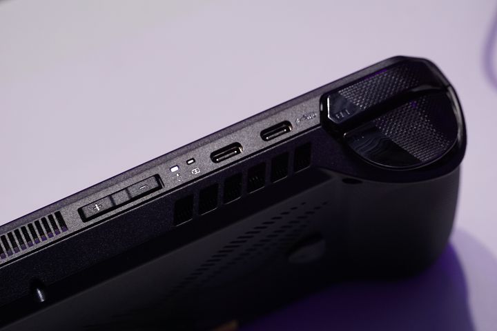 兩組 USB-C 皆支援 DP1.4 及 PD 3.0，左為 USB 3.2 Gen 2 接口；右為 USB 4接口，相容於 Thunderbolt 4 傳輸規格。