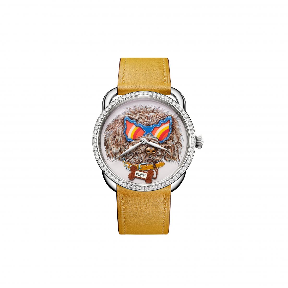 Arceau 系列自1978年問世以來，一直以 Henri d’Origny 設計的不對稱馬鐙錶耳聞名。它讓原本的圓形錶殼多了幾分律動，也替腕錶注入愛馬仕獨有的馬術靈魂。這次的 Jour de Casting 腕錶採用18K白金錶殼，外圈鑲上71顆鑽石，錶冠再點上一顆玫瑰式切割鑽，看似低調，卻替三隻小狗打出了最完美的聚光燈。向來不把腕錶當冷冰冰工具的愛馬仕，再次把故事性放進設計裡，讓可愛的動物、細緻工藝與時間彼此交織，在「藝術性」與「可玩性」之間取得漂亮平衡。
