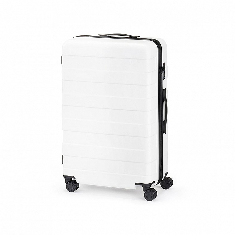 無印良品的行李箱設計一向低調，也是相當熱門的款式，這款柔白色簡潔中多了一點清爽感。