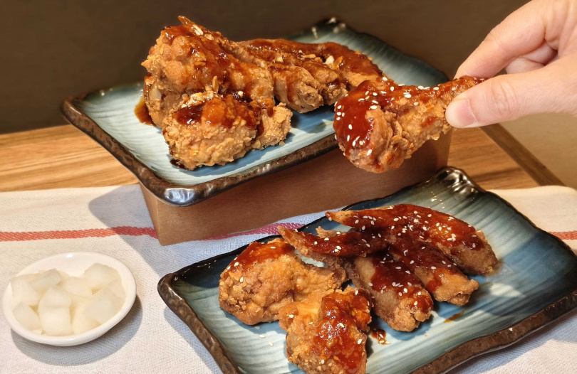 「韓式辣味明洞韓式炸雞」（前）、「蜂蜜蒜味明洞韓式炸雞」。（各238元，圖／魏妤靜攝）