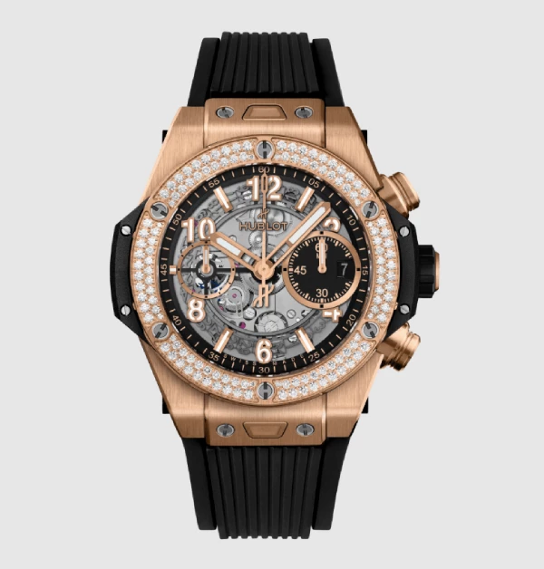 這款Hublot（宇舶）絕對經典的「Big Bang」鑲鑽腕錶，簡直是為了他這種天生贏家量身打造。其品牌獨家打造的「King Gold（王金）」材質，色澤比傳統玫瑰金更為溫潤、霸氣，再配上錶圈上毫不客氣地鑲滿的兩圈美鑽，以及科技感十足的鏤空機芯錶盤，一上手就是滿滿的視覺衝擊！（商品價格約：NTD 1,494,000）