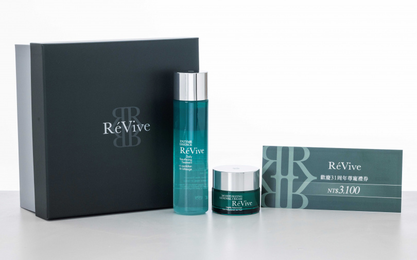 31週年限量禮盒內含「光采再生活膚霜」、「激光活膚晶露」正貨，並加贈3,100元的尊寵禮券，一次入手品牌明星商品，同時享有回櫃專屬禮遇。（圖／品牌提供）