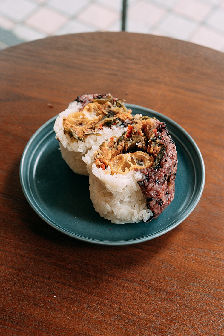 「足米飯糰」沒有明顯招牌，只有一張木桌、一鍋熱飯與店主俐落的手勢。