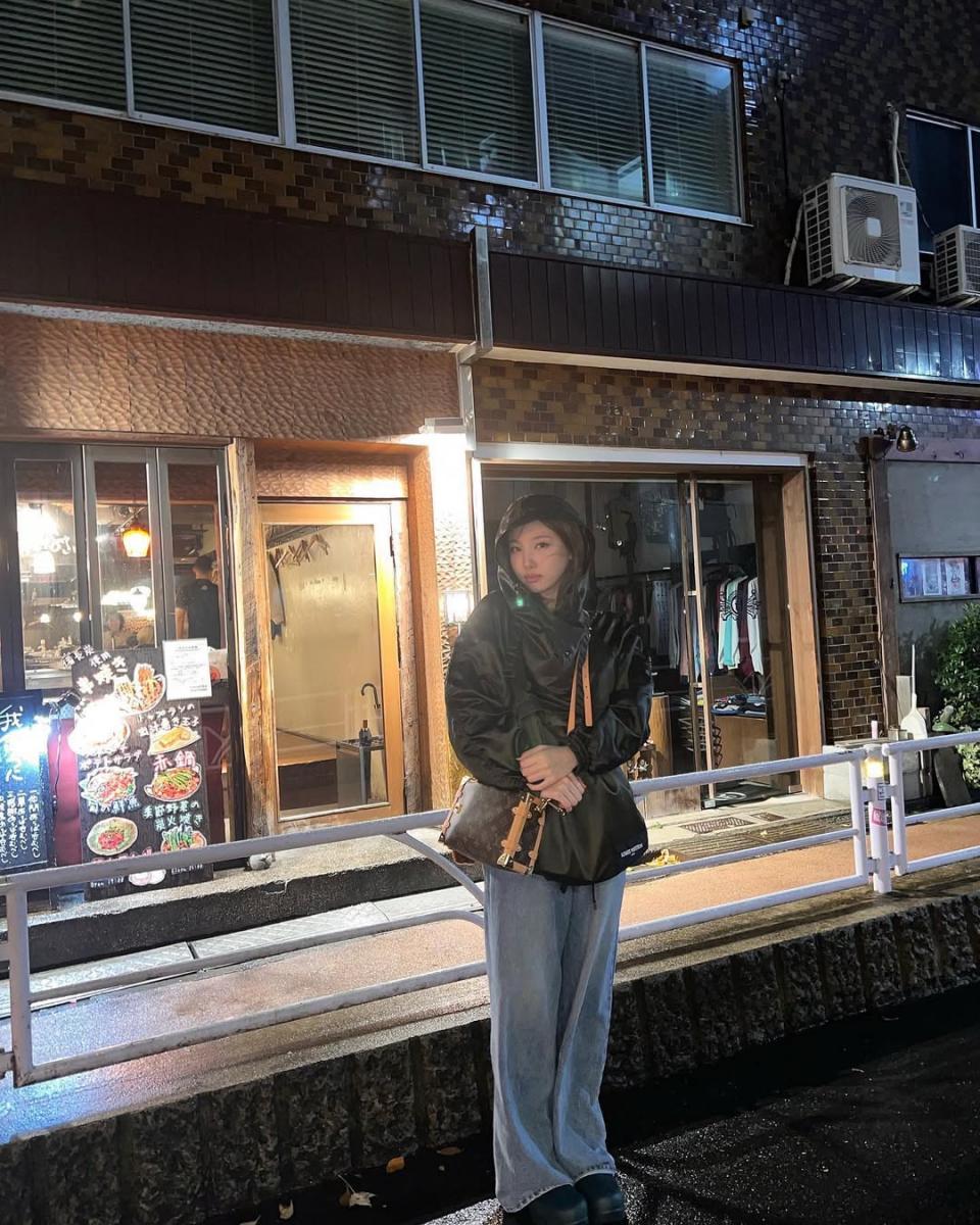 防風外套是許多人冬天穿搭的必單品！這次娜璉在褲款挑選上，以中統寬鬆的男友牛仔褲做搭配