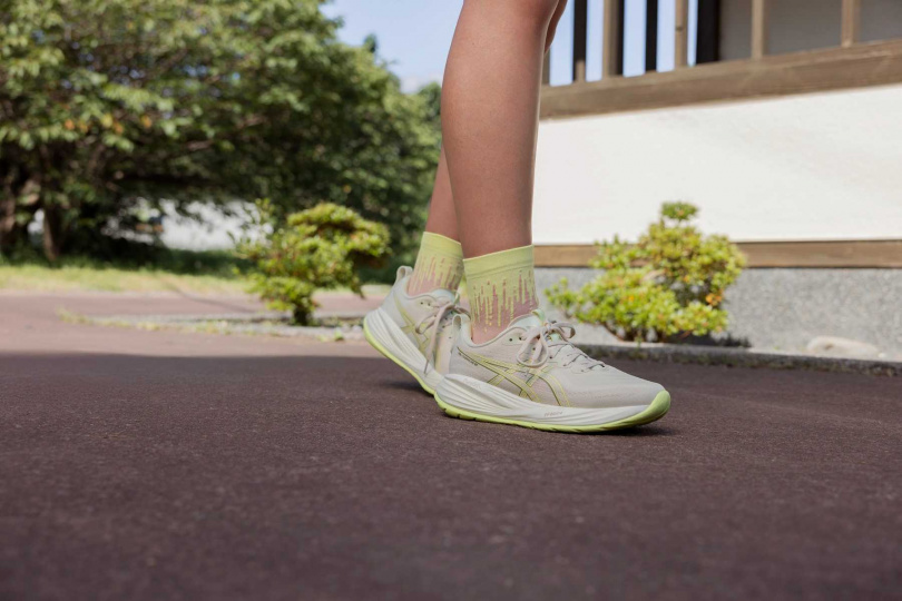 ASICS GEL-CUMULUS 27 女款（奶茶棕）3,780元（圖／品牌提供）