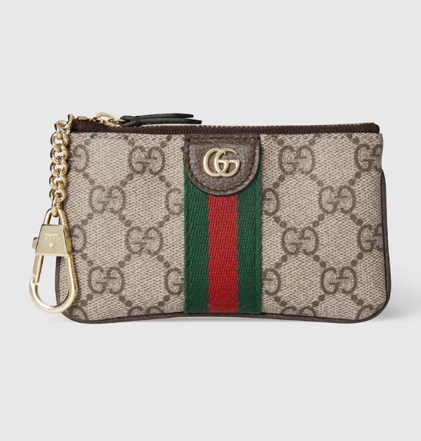 對於喜愛復古美學且注重實用的媽媽來說，這款GG Supreme帆布製作的小零錢包，極具誠意。再搭配上經典「綠-紅-綠織帶」與金色雙G Logo，完美詮釋了Gucci風格。不僅耐用、好保養，更隨著時間愈顯韻味，非常契合媽媽們對於精品「耐看且耐用」的挑剔眼光。媽媽可以輕鬆地將它扣在手袋上作為飾品，或是連結鑰匙以防遺忘，是日常生活中精緻且實用的溫柔陪伴。（商品價格約：NTD 11,812）