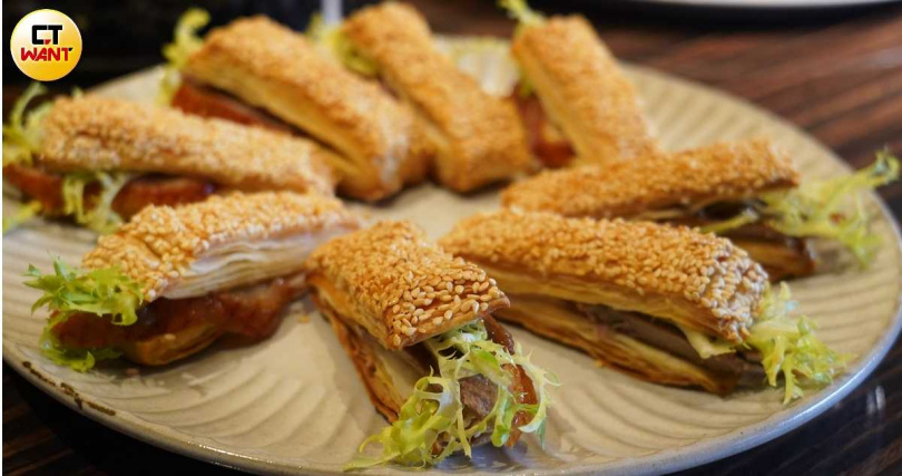 夾入鵝肉的「白芝麻千層酥」帶有鮮明芝麻香氣，備受長輩喜愛。（+1吃多500元，圖／魏妤靜攝）