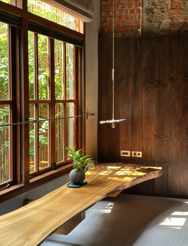 「蔚南裏」用腳步走讀老屋的節奏，不規則基地形狀造就了自然彎折的動線，使旅人在轉角與轉折之間重新感受光線、空氣與視覺的變化。