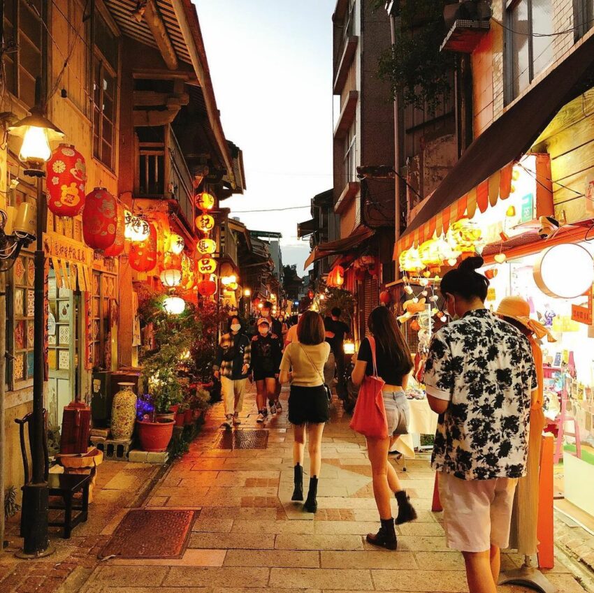 台南酒吧推薦》精選7間隱身巷弄內的台南特色酒吧，尋找府城微醺時光！