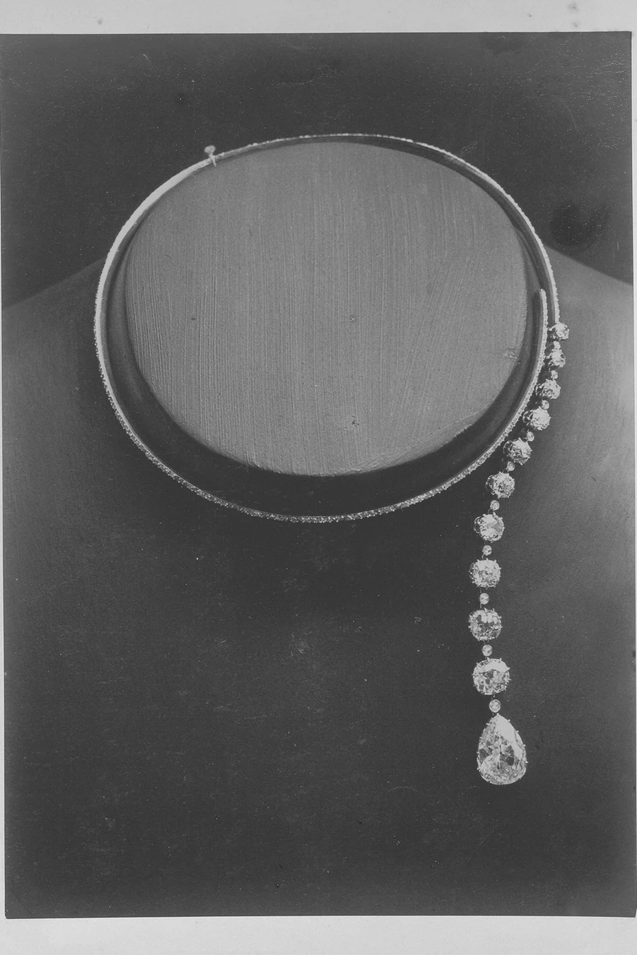 寶詩龍先生的「革命」，從來不是張揚的對抗，而是源於細膩而冷靜的觀察。他注意到當時女性被緊身衣、厚重服裝與僵硬珠寶層層束縛，於是提出一個簡單卻顛覆的詰問：為什麼珠寶不能順應身體而存在？1879年，他設計出史上第一條無扣環項鍊── Question Mark 問號項鍊。沒有鎖扣，也沒有固定起點，而是依靠隱藏式彈性結構自然環繞頸項，讓佩戴變成一個輕鬆而直覺的動作。這項設計在當時可謂離經叛道，卻為珠寶史開啟了全新的可能。今年的第二件作品〈The Spark〉，正是延續了這個經典問號所提出的問題。作品保留標誌性弧線，卻以多重幾何切割鑽石重新建構節奏，從橄欖形、阿斯切切割到祖母綠形，鑽石不再追求絕對對稱或整齊劃一，而是如音符般高低錯落，形成一種流動而有序的視覺律動。這不是什麼老調重彈，而是延續創辦人以質疑為起點的創作精神，從根本提問之中，孕育出始終與眾不同的美學答案。