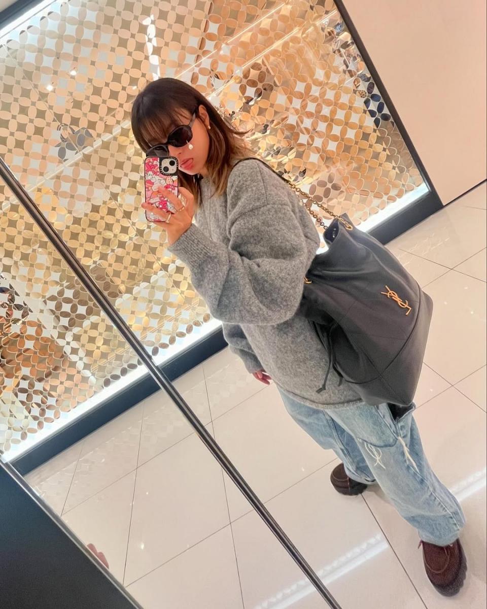 在一次私著中，韓孝周以 Miu Miu 厚底麂皮鞋做搭配，該鞋款運用中性的鞋型為基底，加上類似登山繩的設計作為鞋帶，整體集結個性、甜美於一身