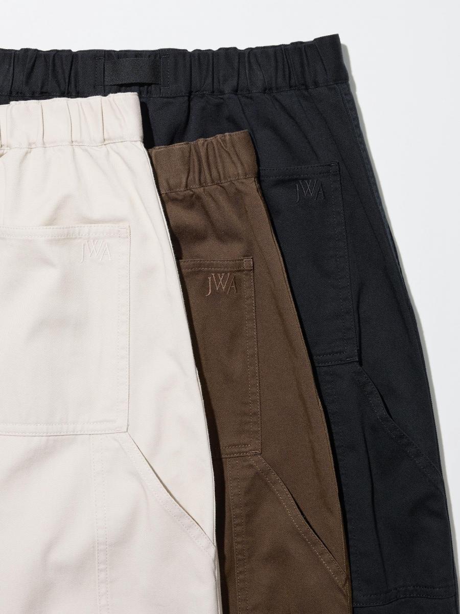 色選有黑、米白、深棕，皆為秋冬可搭配的基調色。這條褲子是一件具備「軟直線」語彙的單品：不像立體剪裁那麼張揚，卻在腰臀線與下襬輪廓中保有強烈存在感。搭配短版上衣或外套，都能透出設計細節。