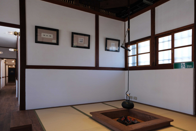 公共空間還規劃了勾懸掛鐵壺的迎賓茶席，在辦理入住、退房時也能得到短暫的休憩。（圖／雲品國際提供）