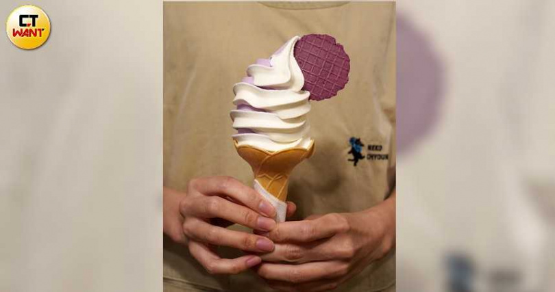 貓丁目「紫薯牛奶霜淇淋」一次可嘗到兩種口味，現在還推出第二支半價。（80元／支，圖／魏妤靜攝）