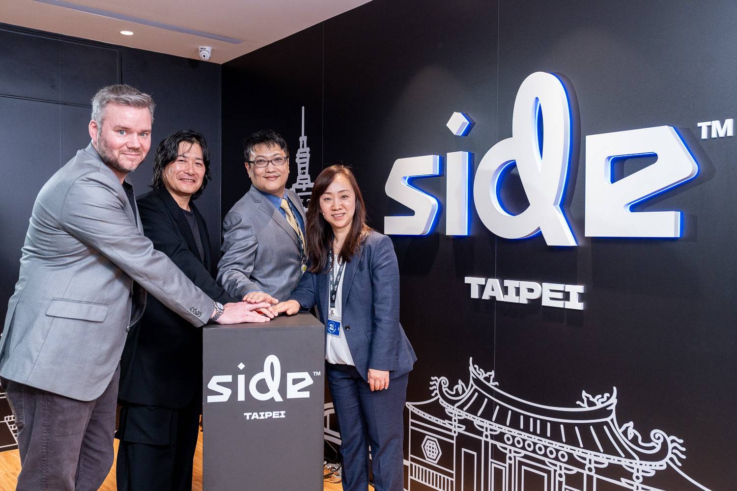 Side 和 PTW Holdings 的代表蒞臨全新的台北工作室。由左至右分別為 Martin McBride（Side溝通長）、橘鐵平（PTW 控股執行長兼總裁暨 Side 董事長）、張趯馨（Side 台北工作室負責人）、夏曉群（Side 亞太區副總裁）