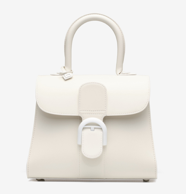 Delvaux「Brillant」系列，乃以優雅輪廓與精緻皮革工藝聞名，是品牌最具代表性的超經典款式。象牙白的柔和色調散發高級感，又能輕鬆融入各種穿搭，是展現品味與質感的完美日常夥伴。