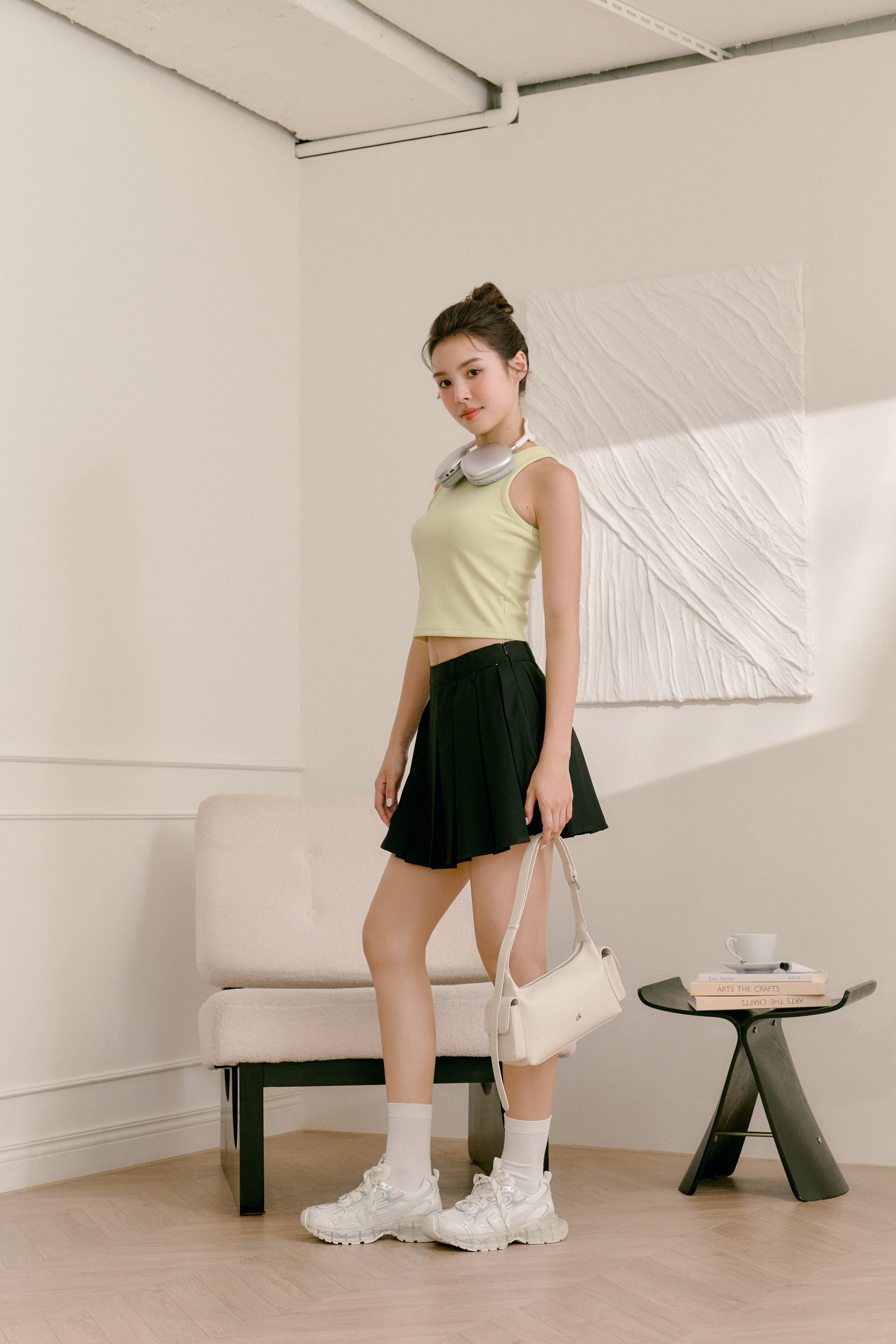 D+AF 果凍透明底白色老爹鞋，搭配黑色百褶裙與嫩綠背心，韓系少女感滿滿