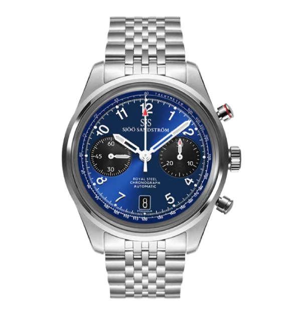 他所選擇的是品牌非常經典的「Royal Steel Chronograph」藍色面盤計時碼錶。這款錶將北歐極簡現代風與傳統機械工藝完美結合，深邃如瑞典夜空的藍色錶盤，搭配極具復古優雅感的細密多排鍊帶，計時按鈕與指針的細節處理得乾淨俐落。那抹溫潤而內斂的藍，在精鋼的包覆下，反而散發出一種不隨波逐流的文青與高級感。目前品牌在台灣尚未有官方授權的實體代理商或經銷專櫃。如果《 Bella儂儂》讀者們，在台灣想要購買，可透過官方網站海外直郵喔〜（商品價格約：NTD 14,000）