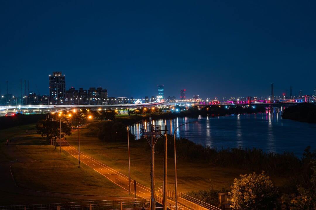 新北景點｜媲美日本函館的璀璨夜景，昭和風情的日式居酒屋，中永和的夜生活，不管多晚都很精采～