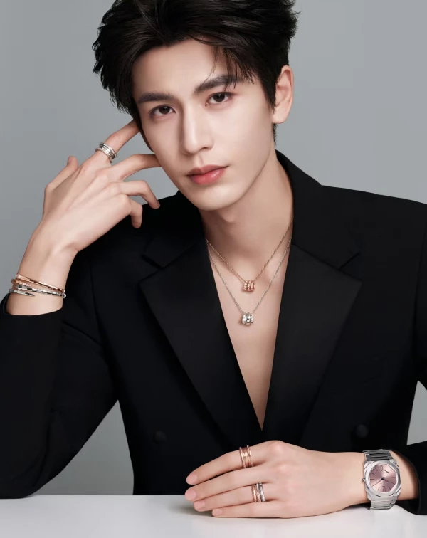 在最新釋出的形象大片中，張凌赫以一身冷冽俐落的黑色西裝為搭配基底，大膽展露出頸間線條與腕間細節，讓珠寶與腕錶成為視覺焦點。沒有一絲多餘裝飾，反而透過幾何寶格麗產品上的設計線條與材質對比，勾勒出極具層次的高級感。要拆解這套「男神同款」的穿搭，我們可以從他身上最具代表性的「B.Zero1」、「Serpenti Viper」，以及「Octo Finissimo」…這3大寶格麗經典系列中，開始入手。