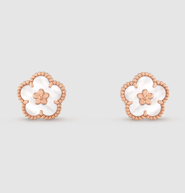 熱愛大自然萬物的百年珠寶暨腕錶世家Van Cleef & Arpels時常會以此靈感，帶來多款詩意盈盈的作品，而「Lucky Spring」珠寶系列，便是一組充滿生機盎然的臻品設計。