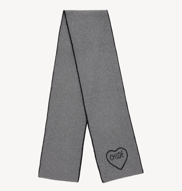 Chloé灰色圍巾，採用厚實的羊毛與羊絨針織面料製成，觸感柔軟舒適，保暖效果極佳。一側以撞色刺繡呈現Chloé品牌名與愛心圖案，甜美可愛，為冬季造型增添俏皮而精緻的細節。