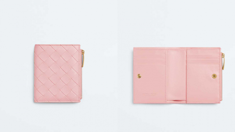 BOTTEGA VENETA Intrecciato Small Bi-Fold 皮夾／24,800元（圖／品牌提供）