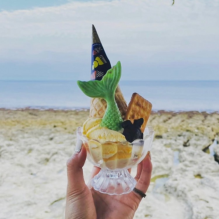 鄰近海邊的「海找冰餐酒館」，白天是夏日感十足的冰店，晚上則化身微醺小酒館，兩種氛圍一次滿足。