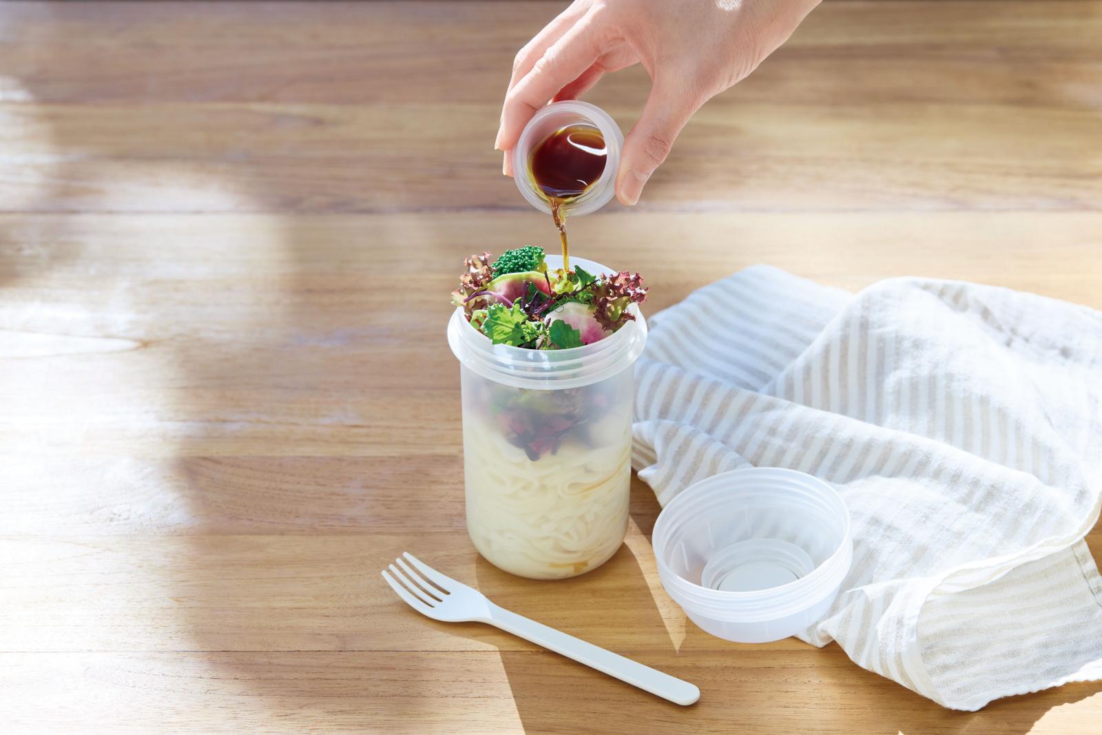 「輕食杯」專為外出用餐設計。杯蓋內側貼心配置小巧醬料盒，能分裝醬汁、沙拉醬或湯汁，避免料理受潮影響口感，想吃時再倒入享用最對味。