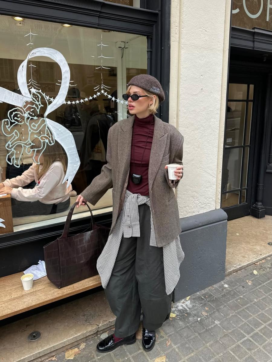 很多人以為紅色「顯俗」是因為顏色本身太強烈，但真正的關鍵在於飽和度。偏霧、偏深，或帶點灰感的紅，會比正紅更加溫和。這類紅色雖不是一眼搶眼的類型，但卻更加耐看，像紅酒、磚紅或暗莓色，在光線下就很顯質感與層次。這樣的紅更加成熟，能自然融入日常，而不只屬於節日。