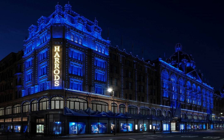 倫敦必逛景點:Harrods百貨騎士藍夜景模式無敵美！限時一個月的Burberry沉浸式世界太值得朝聖！ | LINE購物