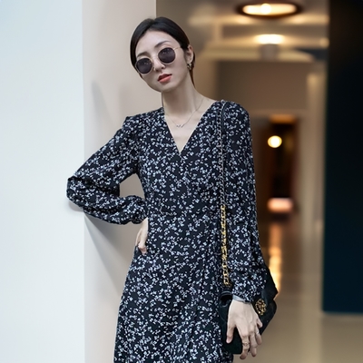 【LANNI 藍尼】現+預 V領碎花長袖連身洋裝(氣質/寬鬆/簡約)