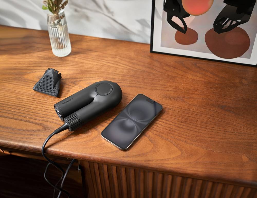 TESCOM 推出 TD860 miniGO 離子吹風機登場，國際自動變壓、摺疊後手掌大小