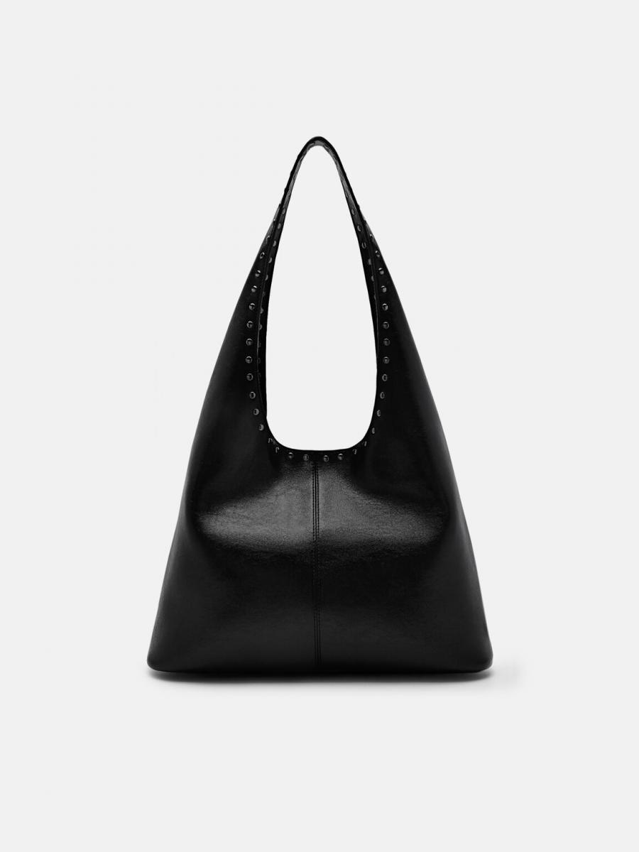 Pedro這款「Issa」鉚釘流浪包簡簡單單卻很搶眼！以柔軟皮革打造大開口流線輪廓，搭配鉚釘裝飾的寬肩背帶，在低調中悄悄展現個性感。