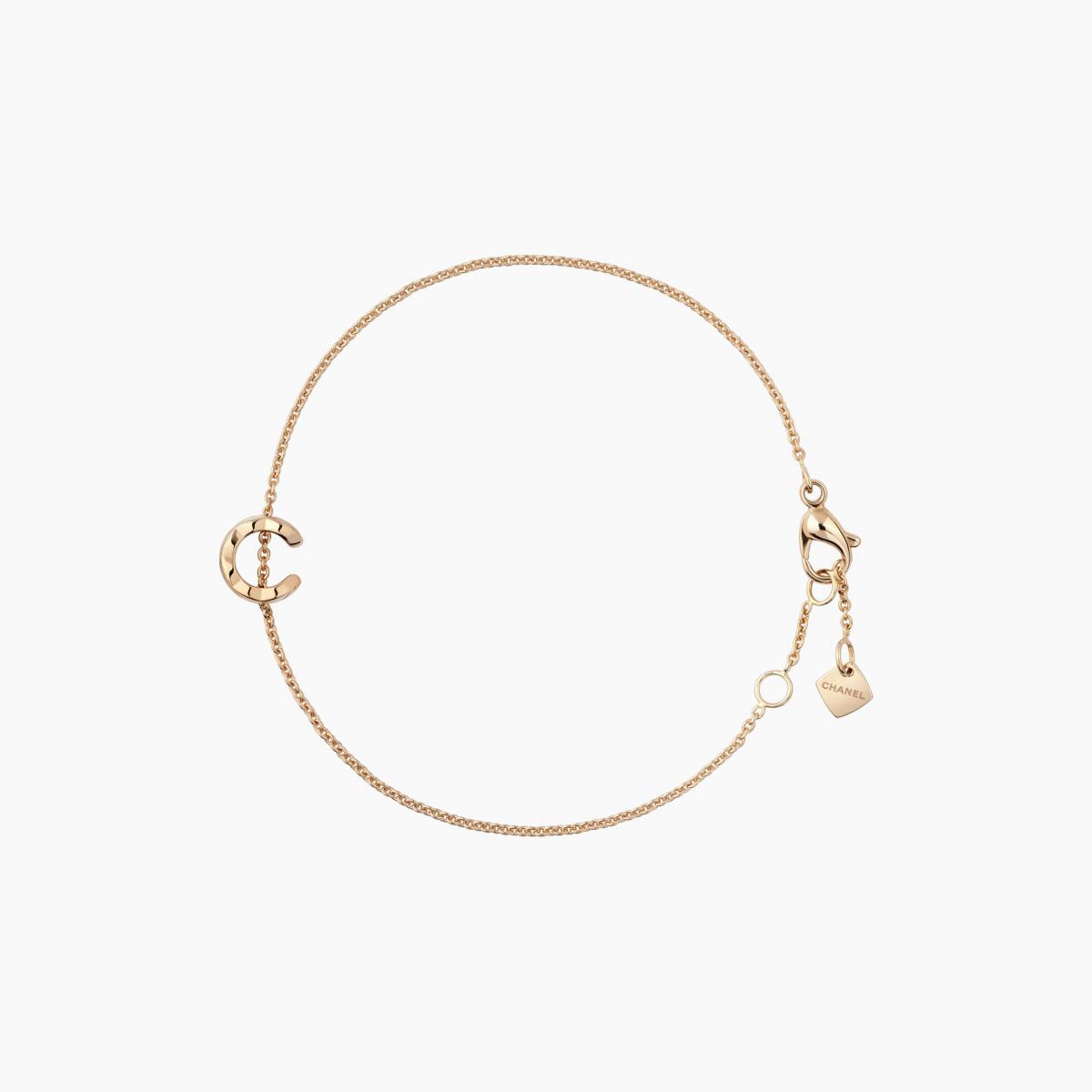 這款手鍊將香奈兒的「Coco」變成一場收集遊戲——18K Beige 米色金、黃K金、白K金版本各自演繹不同風情，吊墜可選「C」或「O」，單戴別緻，成對佩戴更具玩味。
