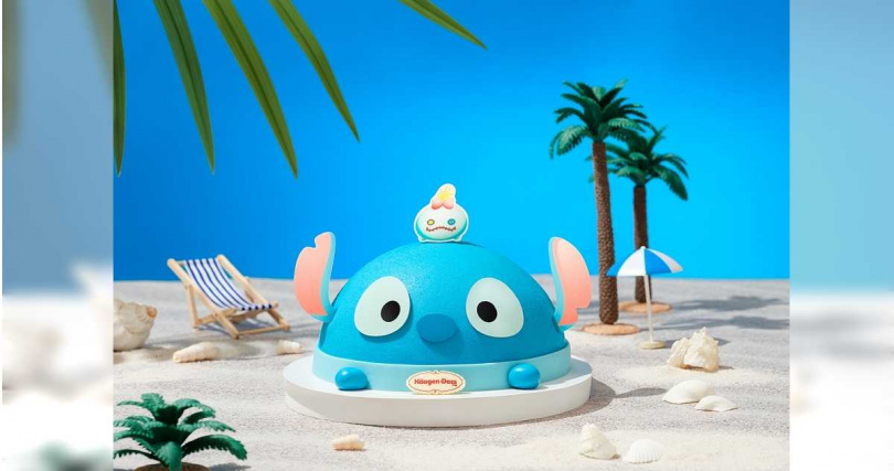 「星際寶貝史迪奇」蛋糕內層冰淇淋嚴選淇淋巧酥與清新藍莓口味，甜中帶酸、層次豐富。（2,480元／7吋，圖／哈根達斯提供）