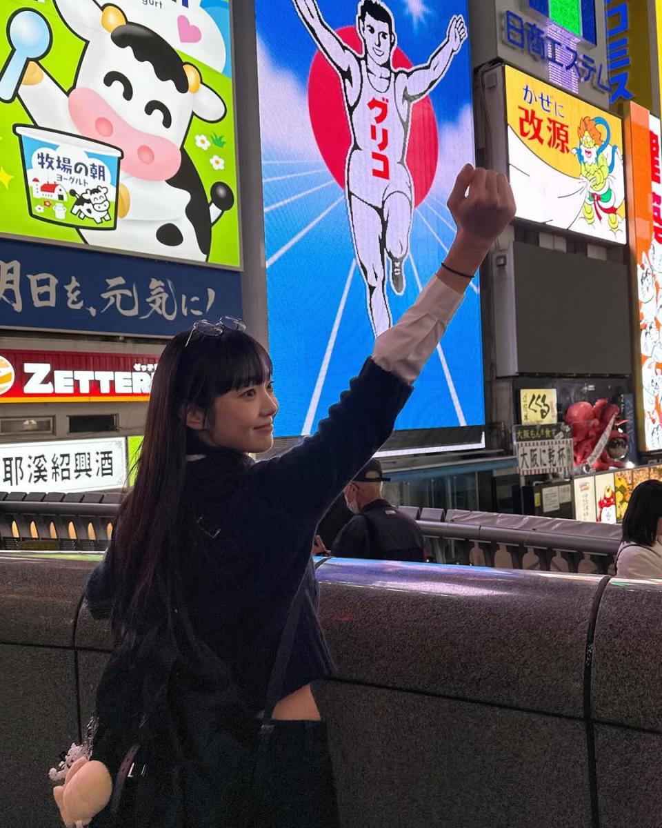 如果要說什麼精品包最適合旅遊，那 Prada 帆布後背包絕對是首選！輕巧、好攜帶的特性，讓該包款深受喜愛。金慧峻過去赴大阪旅行時，便選用 Prada 帆布後背包做穿搭