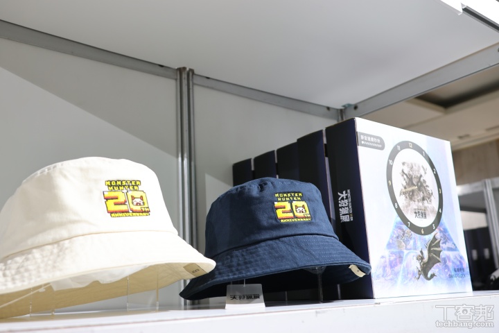 《Monster Hunter 20周年-大狩獵展》 漁夫帽-深藍/米色 建議售價：新台幣450元。