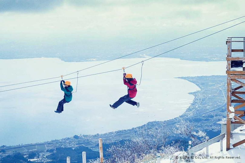有別於多數滑索設施僅在夏季營運，琵琶湖山谷的「滑索探險」特別延續至雪季。（圖／琵琶湖山谷）