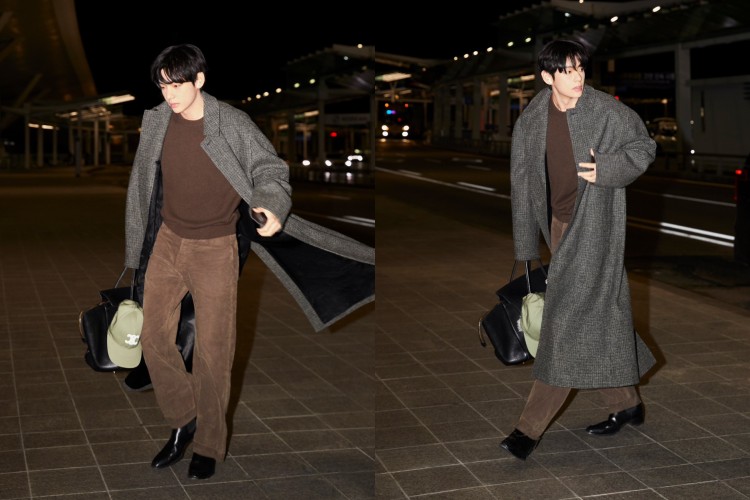 BTS V金泰亨以一身秋冬質感穿搭親自示範品牌最新的 New Luggage囧臉包。他身著長版灰格呢大衣與棕色針織上衣、燈芯絨長褲，低調間散發出不費力的高級感。