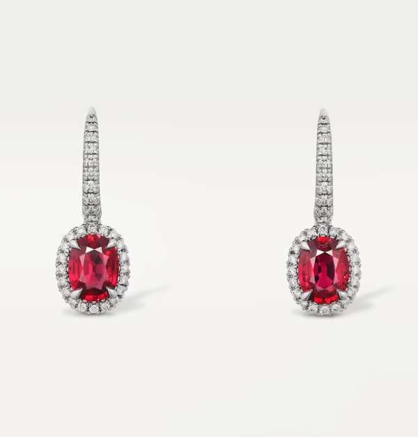 這對Cartier「Destinée」耳環，完全體現了什麼叫作「極致的浪漫」！它的圓環造型優雅又精緻，上面鋪鑲滿了閃耀的明亮式切割鑽石，那種火光真的會讓人目眩神迷。