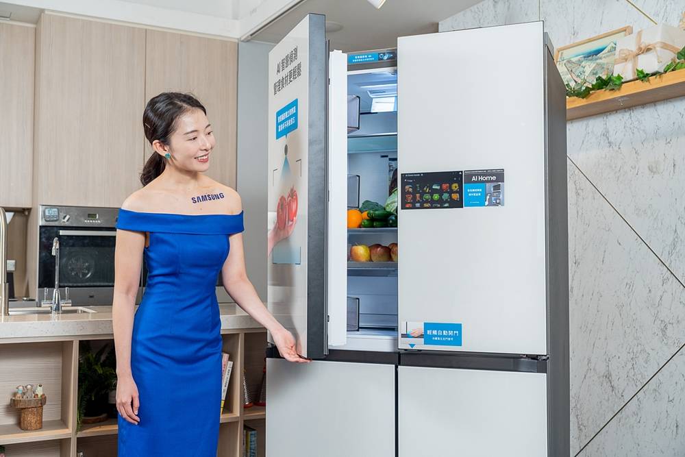 三星推出 Bespoke AI Hybrid 四門冰箱，搭載 9 吋觸控螢幕與食材偵測功能