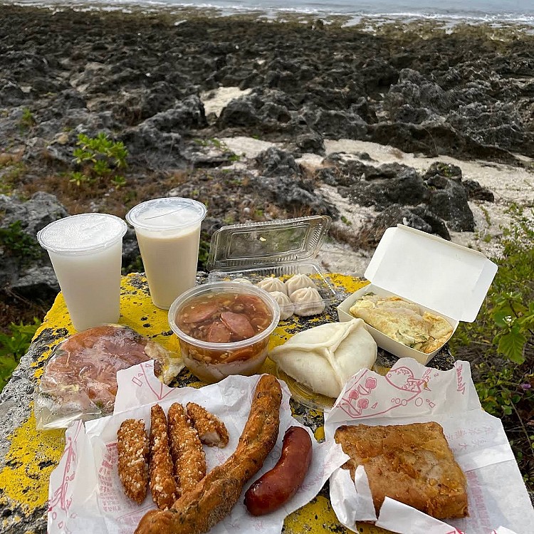 小琉球最具代表性的老字號早餐店「洪媽媽早餐店」，每天早上五點半就開始營業，販售品項非常多元且橫跨中西式，不論是蛋餅、飯糰、蔥抓餅、炒飯、炸物到漢堡這裡都點得到。