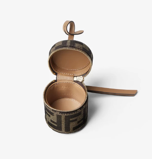 不同於普遍常見的扁平款式，這款Fendi「Baguette」圓柱形零錢包，絕對是這次盤點文中的“吸睛擔當”！造型小巧立體，就像一顆精緻的珠寶小盒，非常適合送給內心保有少女心、喜歡與眾不同的可愛媽媽。但儘管體積精巧，但圓柱狀的空間，用來收納零錢、AirPods或是媽媽的小首飾都非常合適，手感也相當紮實。而且，最吸引人的地方，在於那條長長的皮革繫帶，讓媽媽可以隨心所欲地將它繫在大包包的提把上，或是掛在皮帶扣環當作時尚配件，為日常穿搭增添層次感。如果妳的媽媽平時喜歡精緻的小物，這款設計感十足的零錢小掛包，定能讓她在打開禮物的那一刻驚呼：「好可愛！」（商品價格約：NTD 22,500）