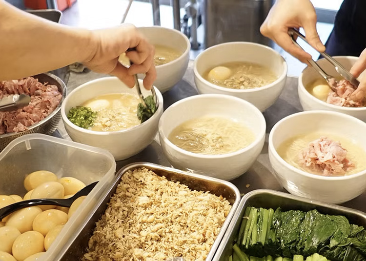 位於東京錦糸町的「中華そば 満鶏軒」，是近年鴨湯拉麵中討論度極高的一間。