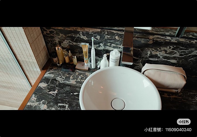 趙露思劇中同款保養清單：嬌蘭皇家蜂王乳平衡油精華、皇家蜂王乳蜜露、皇家蜂王乳雙導精華、蜂蜜修護黑霜、蜂蜜修護白霜