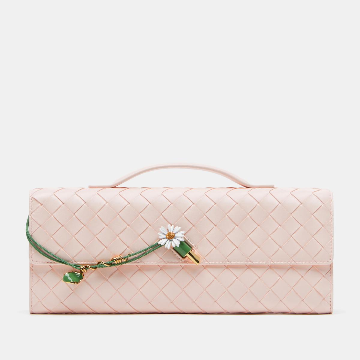 Andiamo 家族系列中，我們認為手拿包是不可錯過的單品，即便它的使用情境不高，但其大空間以及吸睛的外型，仍能讓女孩拎去派對時成為焦點。