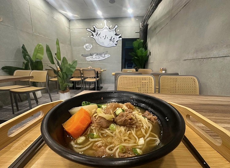 新開幕不久的「琉小麵」同樣位在小琉球市區街道上，簡約文青的裝潢大大降低了夏天的燥熱感，店家主打叻沙與冬蔭功等充滿南洋風味的湯麵，以精選在地食材經過多時熬煮的高湯，喝起來香濃不膩口，每日現做的麵條吃起來則 Q 彈有嚼勁。